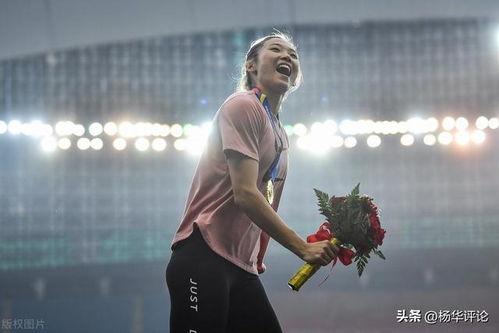 小岛秀夫与音乐女神亲密合影，微笑优雅瞬间曝光