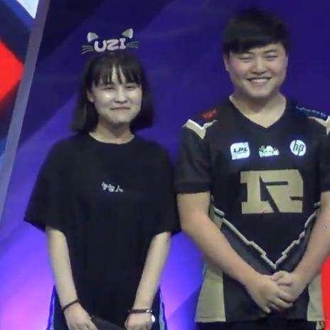 骆歆COS薇恩与张伟亲密合影，游戏圈名场面再现！