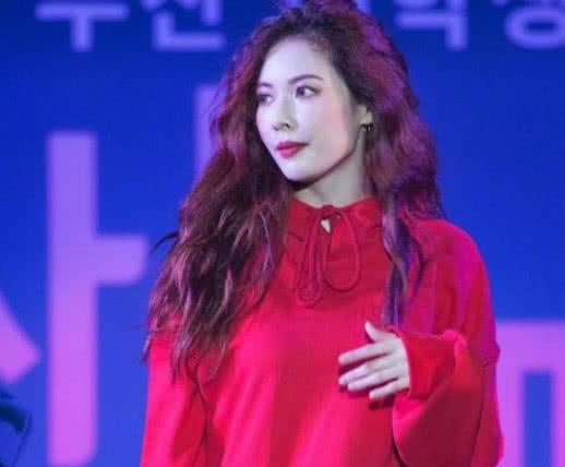 欧阳娜娜24岁喜提小鹏MONA M03Max，电竞女神驾到！