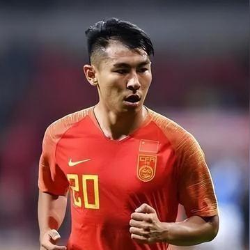 国足主帅伊万离场落寞：深夜独飞，球迷空缺