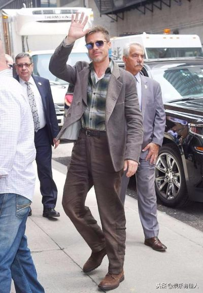 布拉德皮特纽约牵手女友，街头时尚穿搭攻略！