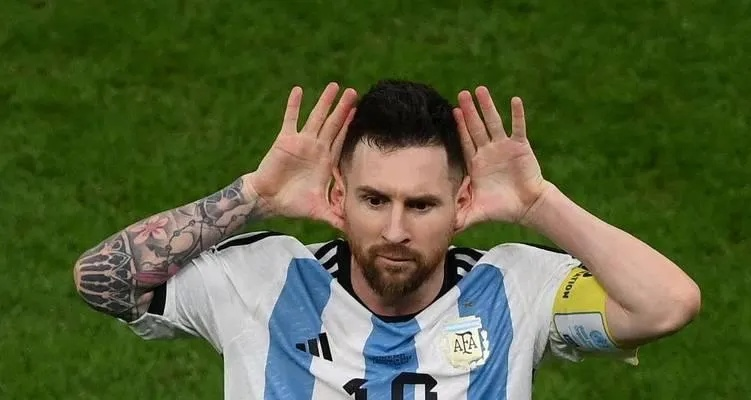 甲亢哥世俱杯狂追梅西！无视瞬间，赛场凝固惊魂！