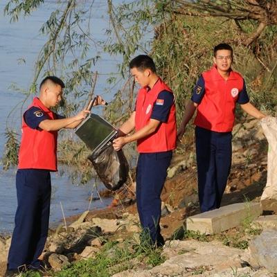 环保少女妹妹渔网袜引热议：时尚还是怪异？