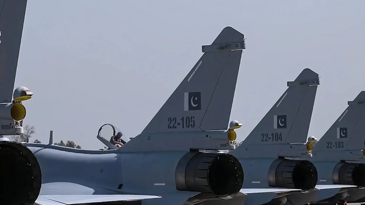 歼-10CE巴黎航展首秀：揭秘全天候打击霸主