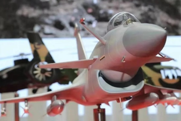 歼-10CE巴黎航展首秀：揭秘全天候打击霸主