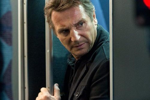 连姆·尼森穿裙大秀！《白头神探》预告片曝光，笑点十足