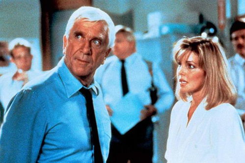 连姆·尼森穿裙大秀！《白头神探》预告片曝光，笑点十足