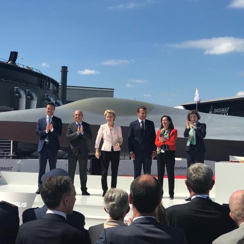 歼-10CE巴黎航展燃中国风，企业游客争相打卡！