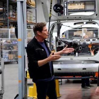 小米YU7天际屏VS宝马iX3视平线：偏光墨镜下视觉对决