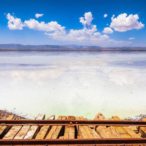 青海盐湖探险：赤脚挑战卤水腐蚀极限！