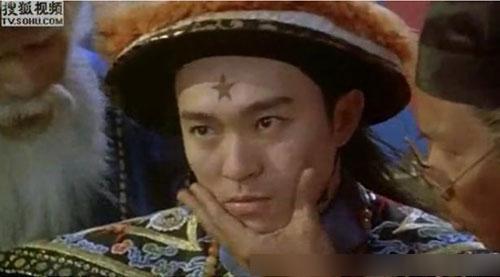 刘嘉玲周星驰同框再现《大话西游》经典，网友直呼：重温零零发！