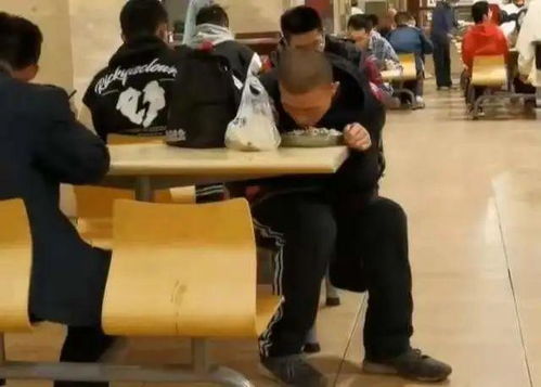 韦神食堂就餐引围观：独家高清镜头曝光！