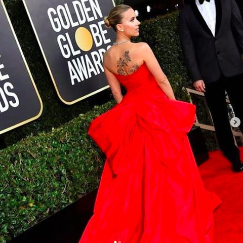 《寡姐新片首映惊艳亮相 玫瑰纹身成焦点》