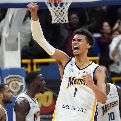 NBA巨星文班亚马闭关修炼，挑战少林一段神技！