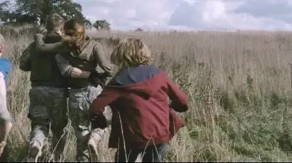 《惊变28年》：丧尸末日下的残酷与美感并存