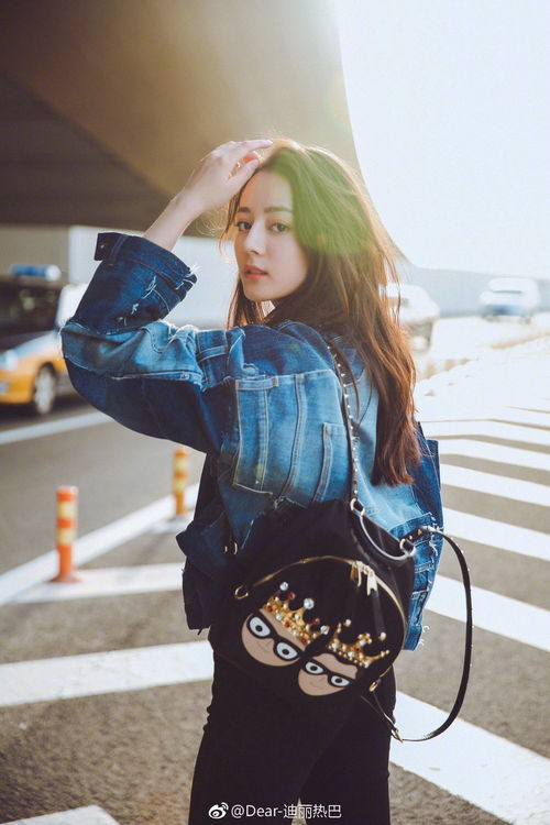 《生化9》女神COS热：金色卷发眼镜，还原度爆表！