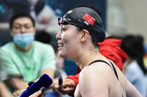 傅园慧游泳课拍出10万！公益捐赠引关注