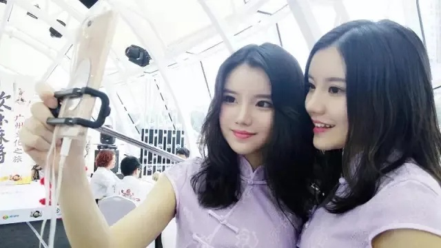 女主播双重人格对决，揭秘神秘面纱！