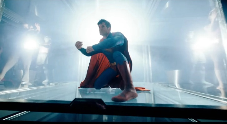 《新《超人》飞行镜头引争议 滚导亲自认错道歉》