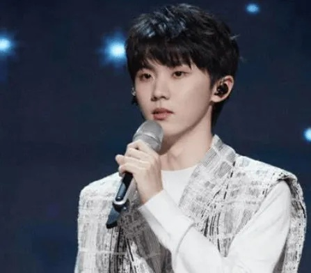 马嘉祺《歌手》淘汰引争议，声乐老师怒斥爆粗！