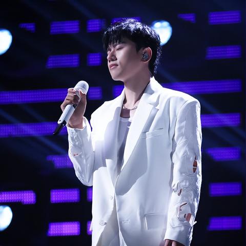 《马嘉祺淘汰后获安慰，丁太升点评：歌声引热议》