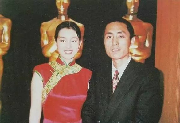 《巩俐张艺谋早年甜蜜瞬间：揭秘影坛金童玉女爱情故事》