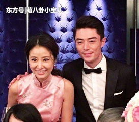 林心如许玮甯老公聚会，霍建华邱泽兄弟搂腰合照