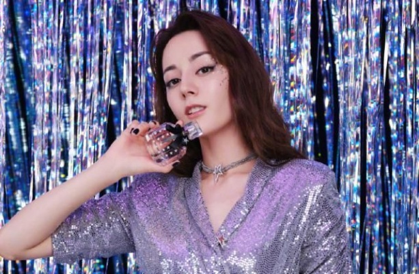 迪丽热巴紫瞳魅力，男人减速带瞬间！