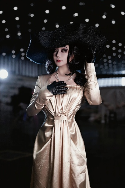 御姐Coser八尺大人美图曝光：身材绝了！🔥