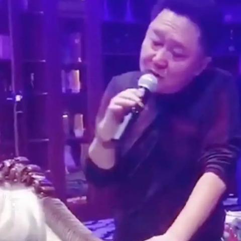 《FF14手游摇滚天王攻略：水晶世界时尚品鉴第一期满分技巧》