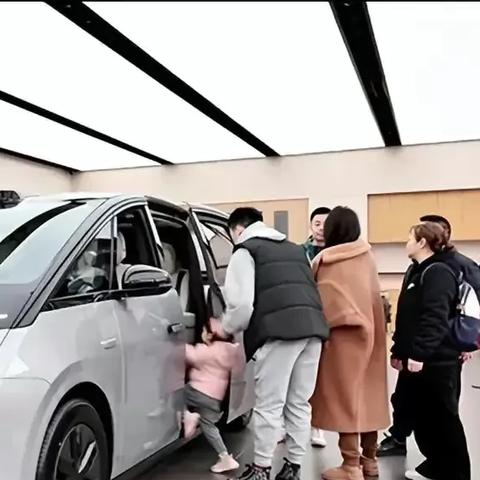 理想MEGA自燃真相：打火机残骸揭露惊人内幕