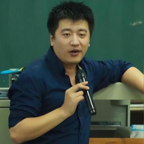 张雪峰谈AI威胁：游戏文案编辑如何应对未来挑战？