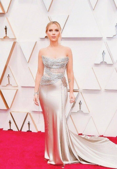 《寡姐惊艳亮相！纽约首映式长裙秀身材》