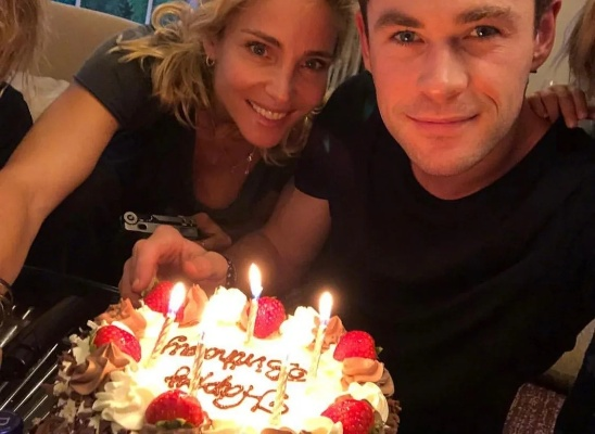 《黑袍星光》演员31岁生日狂欢，少女感满满庆生现场！