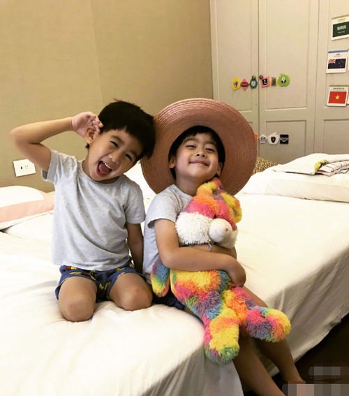 Kimi近照曝光：萌娃神似林志颖，父子同框引热议