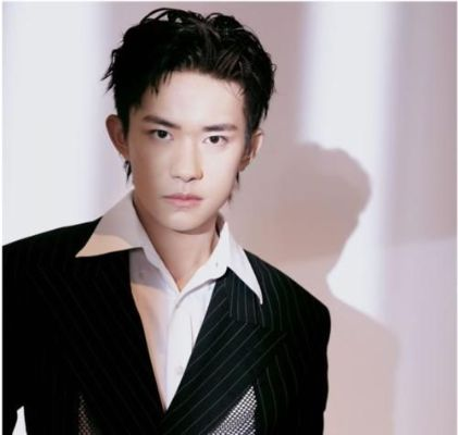 易烊千玺25岁圆梦：偶像变实力演员，跨越成长记