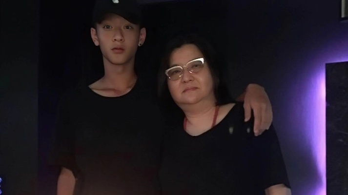 黄子韬徐艺洋亲证：代孕生子传闻不实，真相揭晓！