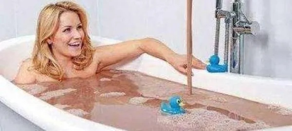 《洗浴惊喜变囧！女友教师装变药渣，笑翻网友》