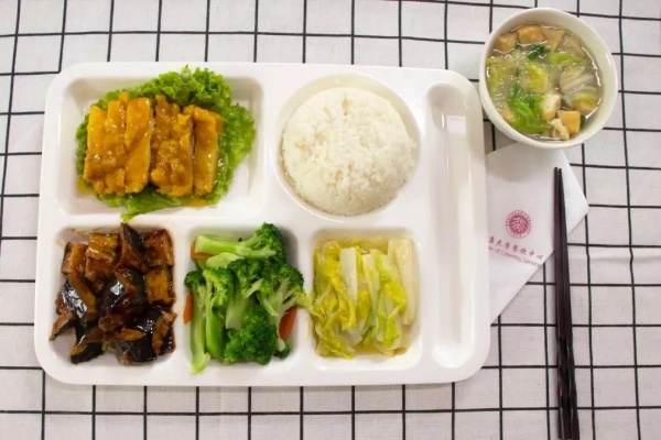 北大食堂毕业狂欢！鸡翅鱼套餐仅9.8元！🍗🐟