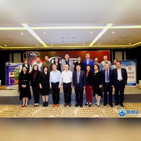 《变形金刚》新篇来袭！爆炸贝回归，巅峰对决！