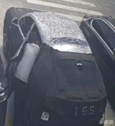 小米YU7首撞实拍：后备箱凹痕，车主体验揭秘