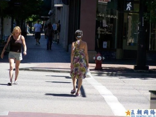 《日式视角：美国女性街头穿搭囧图大揭秘》