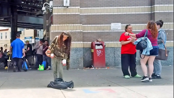 《日式视角：美国女性街头穿搭囧图大揭秘》