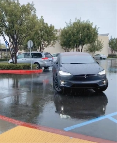 特斯拉无人车遇暴雨“拒载”：雨天出行新挑战！