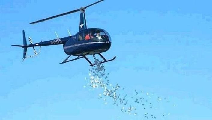 直升机撒钱葬礼：男子遗嘱奇观，美元如雨！