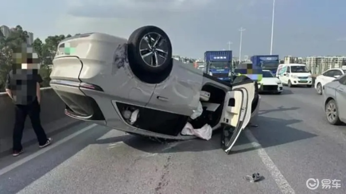 网红小米SU7 Ultra车祸现场：高跟鞋刹车奇谈揭秘