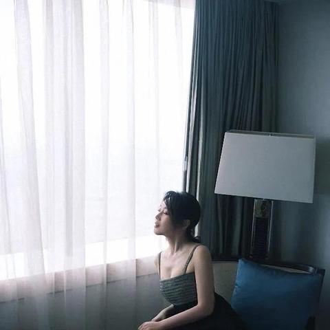 闫妮蕾丝透视装惊艳走红毯，微醺熟女风潮来袭