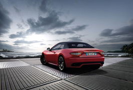 名爵纯电敞篷跑车，全球独享剪刀门体验