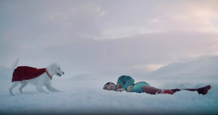 《超人试映删减片段：揭秘他为何打狗》