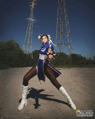 《春丽cosplay：黑人小姐姐大腿还原度爆表》